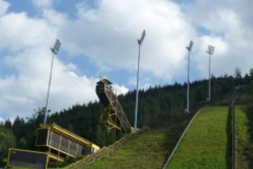 Die großen Sprungschanzen bekamen neue Beleuchtung Die großen Sprungschanzen bekamen neue Beleuchtung