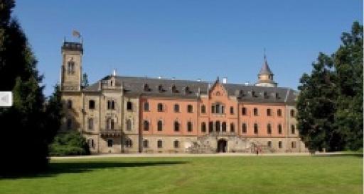 Schloss Sychrov ladet zum Besuch ein.