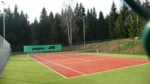 Boisko do tenisa ze sztucznym oświetleniem klubu sportowego TJ Jiskra Harrachov